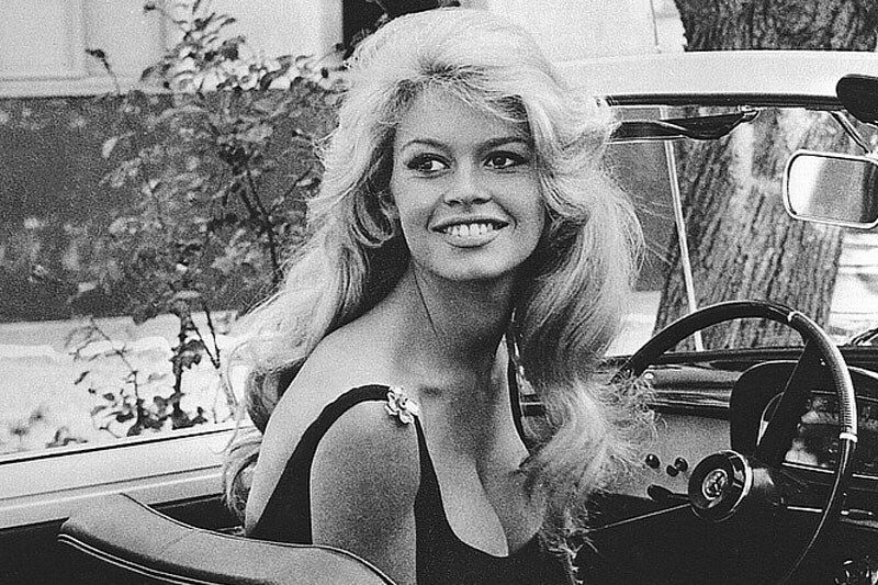 Brigitte Bardot en voiture ancienne : location de voiture de collection Cartis rappelle cette époque